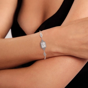 Vue macro détaillée du bracelet en argent sterling S925 avec une pierre de zircon radieuse