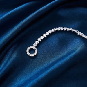 Détail d'un bracelet tennis en argent S925 avec zircons 8A sur soie bleu foncé