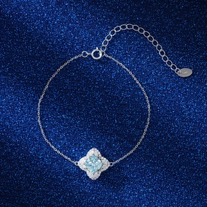 Détail du bracelet en argent S925 avec pendentif fleur en zircon bleu et chaîne de réglage