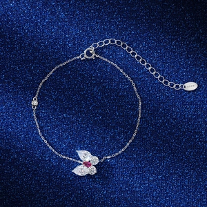 Détail du bracelet papillon en argent sterling S925 avec zircons rouges et blancs
