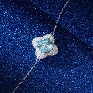 Détail macro du bracelet en argent S925 avec zircon bleu et sertissage en pavé brillant
