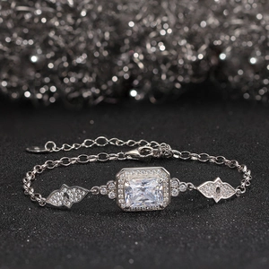 Bracelet en argent S925 orné d'un zircon rectangulaire sur fond texturé noir élégant