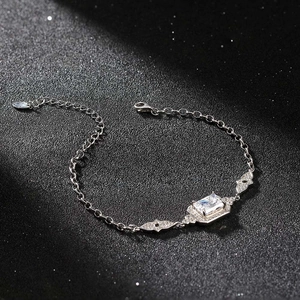 Détail du bracelet en argent sterling S925 avec zircon rectangulaire et fermoir mousqueton