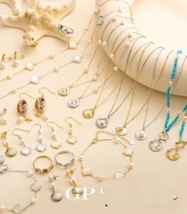 Präsentation von 14K vergoldetem Schmuckset mit Süßwasserperlen und Meeresmuscheln