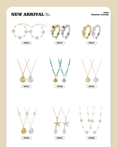 Detailansicht von 14K vergoldetem Schmuck mit Naturperlen und blauen Muschelelementen