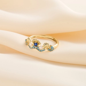 Makro-Detail der S925-Punze auf einem Goldring mit blauen Steinen und Perlenbesatz
