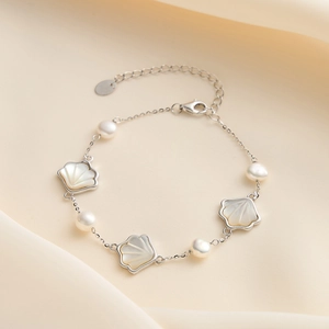Detail of 925 silver bracelet with baroque pearls and fan-shaped shell inserts