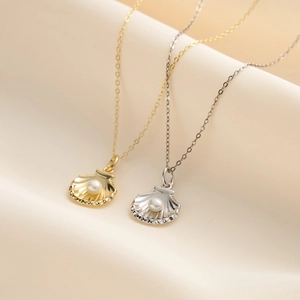 Elegant S925 sterling silver shell pendant necklace with natural freshwater pearl inlay