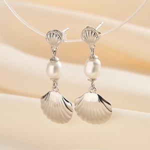 Macro di orecchini a conchiglia in argento S925 con eleganti perle bianche naturali