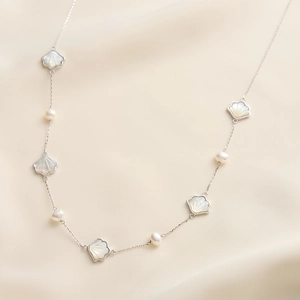 Détail du collier en argent S925 avec breloques en nacre et perles d'eau douce blanches