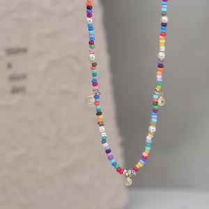 Collier artisanal en perles de verre colorées et perles avec breloques en zircon doré