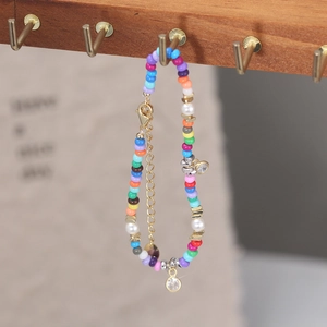 Détail d'un bracelet bohème en perles de verre colorées avec zircons et perles