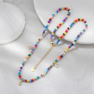 Détail du poinçon S925 sur collier de perles colorées avec fermoir doré et pendentif