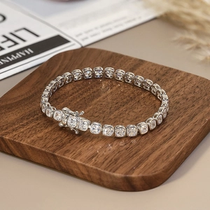Bracelet tennis exquis en argent S925 avec zircons carrés sur support en bois de noyer