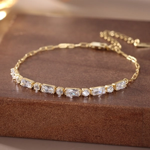 Detailed close-up of a S925 silver bracelet with gold finish and sparkling zircons