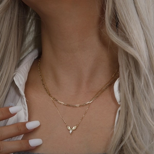 Collier doré double épaisseur ailes d'ange avec chaîne trombone et zircon clair