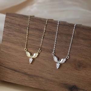 Collier élégant ailes d'ange avec zircon goutte d'eau en finitions or et argent