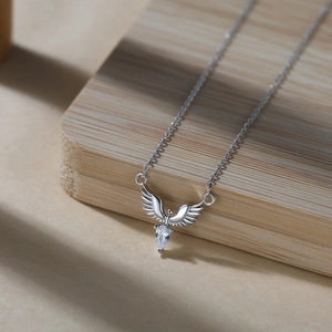 Détail du collier ailes d'ange en argent avec zircone en forme de goutte