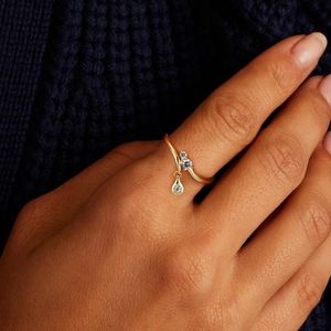 S925 sterling silver gold ring featuring three zircons and a teardrop charm pendant