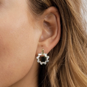 Boucles d'oreilles circulaires dorées avec zircons taille baguette au style géométrique