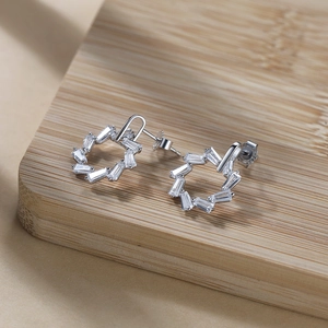 Vue détaillée des boucles d'oreilles en argent S925 avec incrustation de zircon géométrique