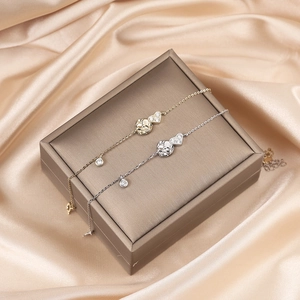 Elegante Armbänder aus S925 Sterlingsilber mit Kamelienblüte und Herz-Diamant-Anhänger