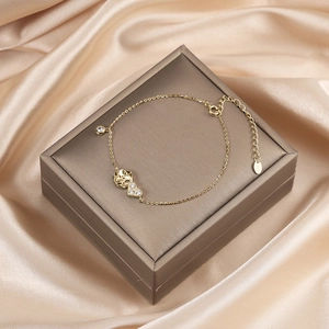 Nahaufnahme von S925 Sterlingsilber Armband mit Herz und Blumenanhänger aus Zirkonia