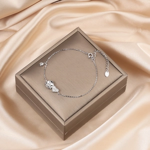 Nahaufnahme des S925 Silberarmbands mit Rosenblüte und herzförmigem Anhänger