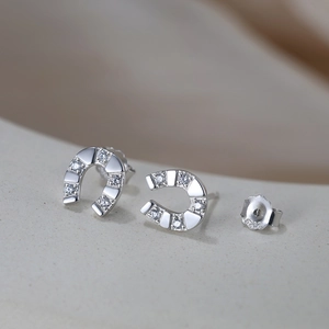 Détail de boucles d'oreilles fer à cheval en argent S925 avec zircons brillants