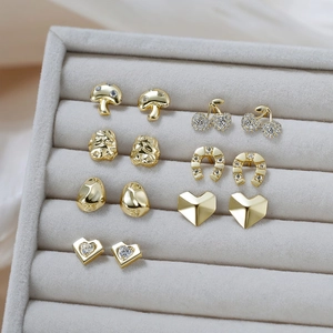Gros plan détaillé d'une collection de boucles d'oreilles dorées et zircons en boîte