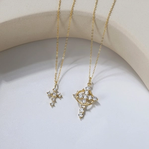 Détail de deux colliers croix en argent S925 avec incrustations de zircons étincelants