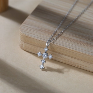 Gros plan d'un collier croix en argent S925 serti de zircons cubiques brillants