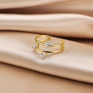 Gros plan d'une bague double en argent S925 doré avec zircon poire sur soie