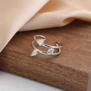 Détail macro de la bague multicouche en argent S925 avec zircons en forme de poire