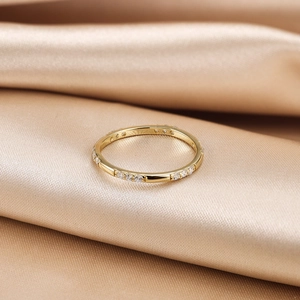 Minimalist S925 silver gold-plated ring with inlaid diamonds on champagne silk