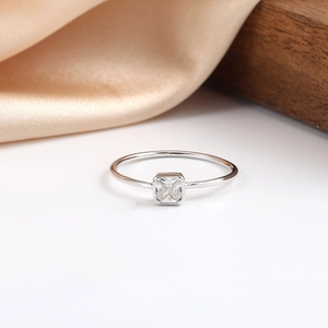 Detailed close-up of a minimalist S925 silver ring featuring a square bezel-set zircon