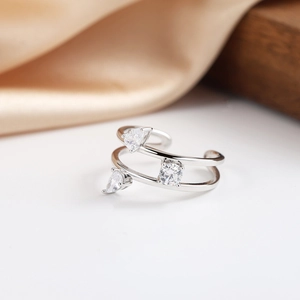 Détail macro d'une bague S925 réglable ornée de trois zircons cubiques élégants