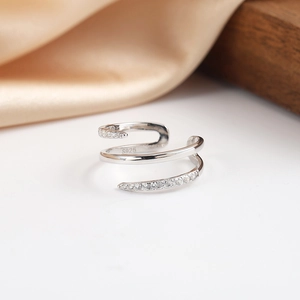 Dettaglio macro dell'anello in argento 925 con zirconi incastonati e punzonatura S925