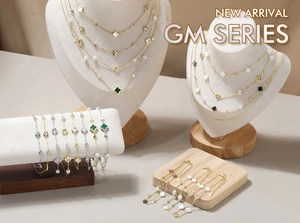 Detailansicht eleganter Silber-Kleeblattketten und Armbänder mit Perlendetails auf Displays