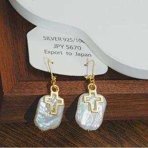 Boucles d'oreilles perles baroques avec breloques croix S925 dorées sur carte