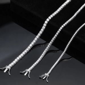 Drei Größen von 925er Sterling Silber Moissanit Tennisetten in 2mm 3mm 4mm auf schwarzem Grund