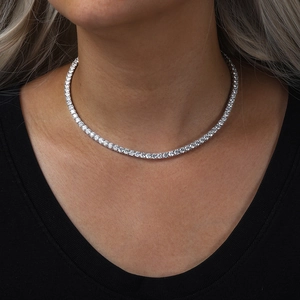 Detail einer S925 Silber Tennis-Halskette mit Moissanit, von einem Model getragen