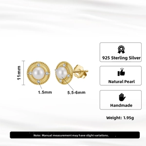 Détail du poinçon S925 sur les boucles d'oreilles en perles dorées et zircons brillants