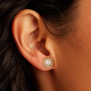 Boucles d'oreilles élégantes en argent s925 plaqué or avec perle et oxydes de zirconium