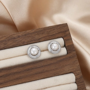 Élégantes boucles d'oreilles en argent S925 doré, perles et halo de zircons sur soie