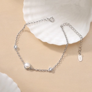 Elegant S925 silver pearl bracelet with sparkling cubic zirconia on a seashell