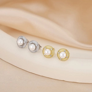 Boucles d'Oreilles Clous en Argent Sterling 925 avec Perle d'Eau Douce pour Femmes Design Luxueux Entouré de Zirconia Bijoux Cadeau Élégant