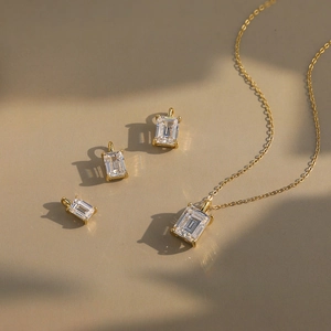 Elegant s925 silver necklace with emerald cut cubic zirconia pendants in gold finish