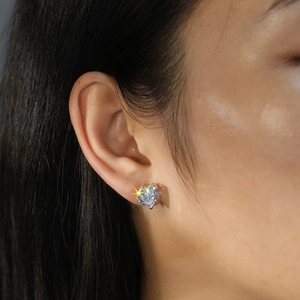 Gros plan de boucles d'oreilles en argent 925 avec zircone cubique en forme de coeur