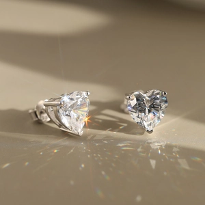 Macro de boucles d'oreilles cœur en argent S925 avec zircon 8A brillant et sertissage 3 griffes